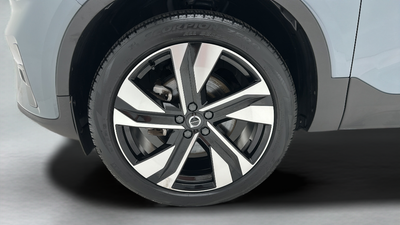 2023 Volvo XC40 B5 Plus Dark Theme