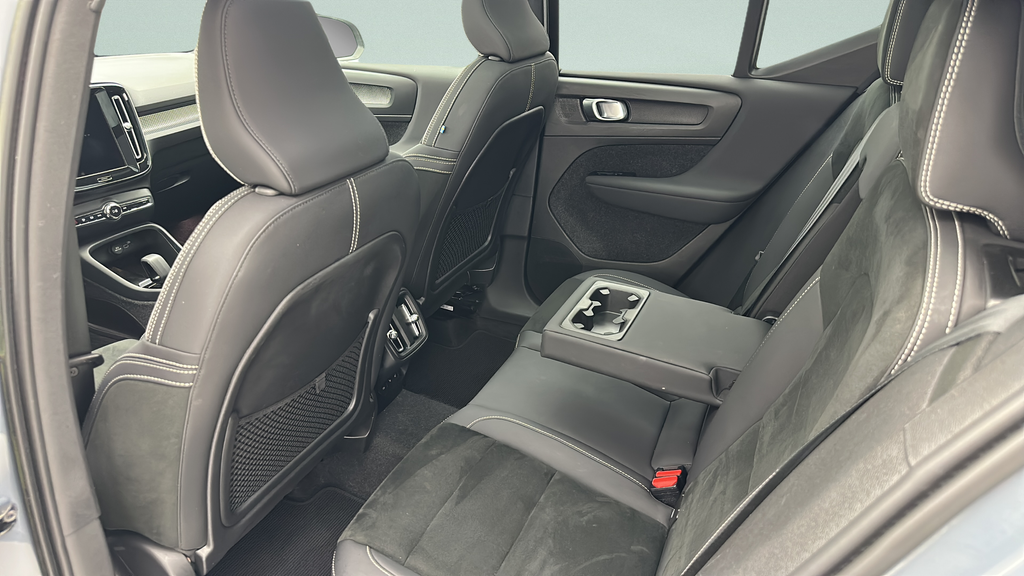 2023 Volvo XC40 B5 Plus Dark Theme
