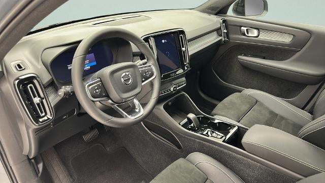 2023 Volvo XC40 B5 Plus Dark Theme