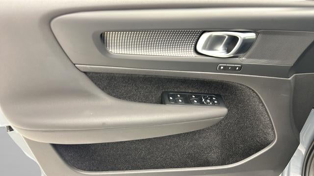 2023 Volvo XC40 B5 Plus Dark Theme