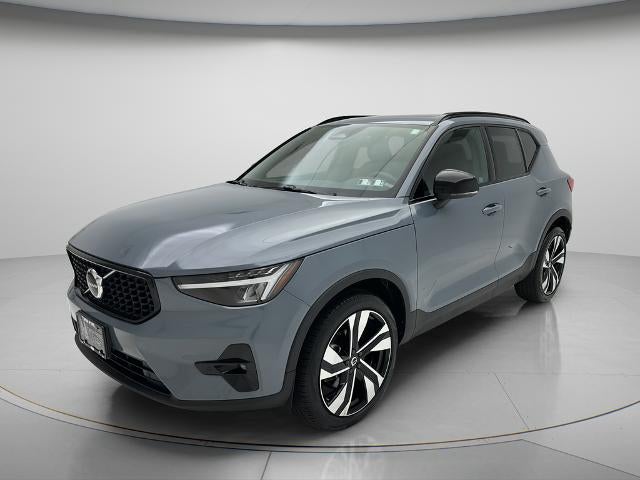 2023 Volvo XC40 B5 Plus Dark Theme
