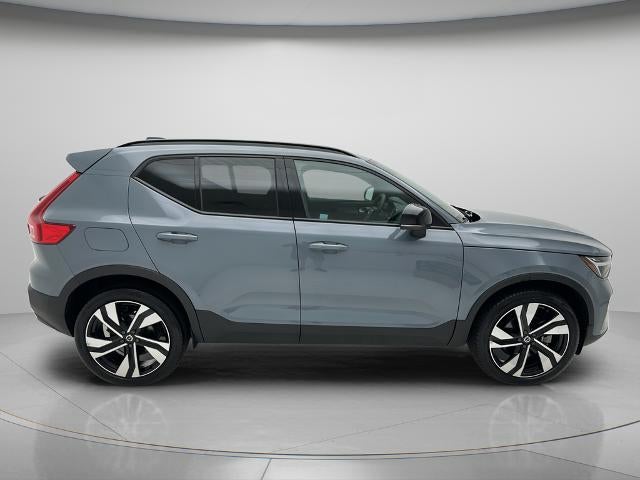 2023 Volvo XC40 B5 Plus Dark Theme
