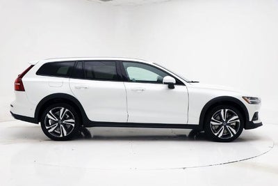 2025 Volvo V60 Cross Country B5 Plus