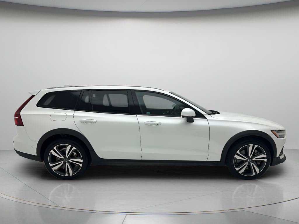 2025 Volvo V60 Cross Country B5 Plus
