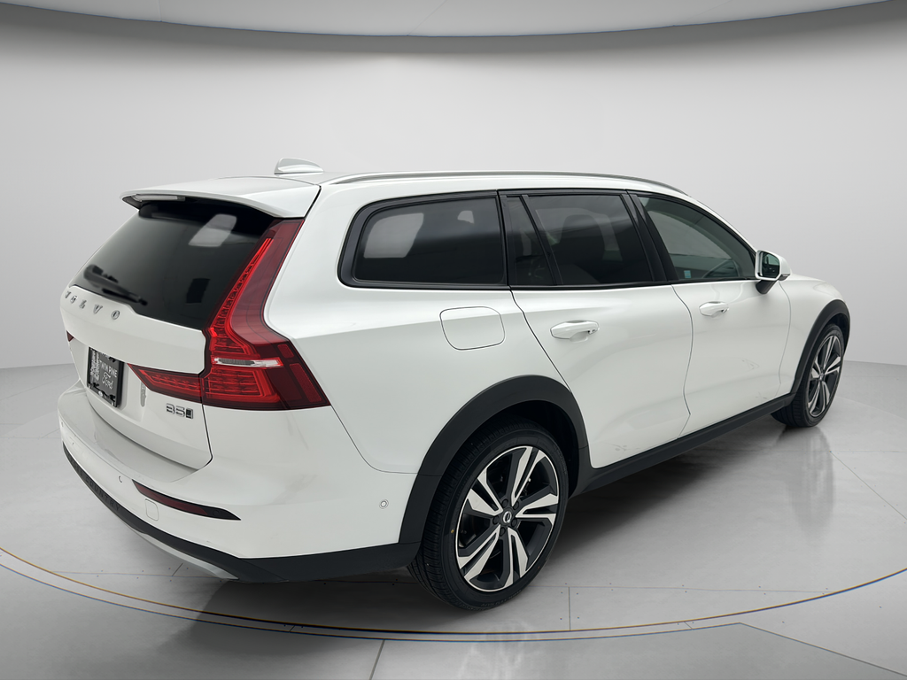 2025 Volvo V60 Cross Country B5 Plus