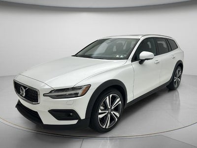 2025 Volvo V60 Cross Country B5 Plus