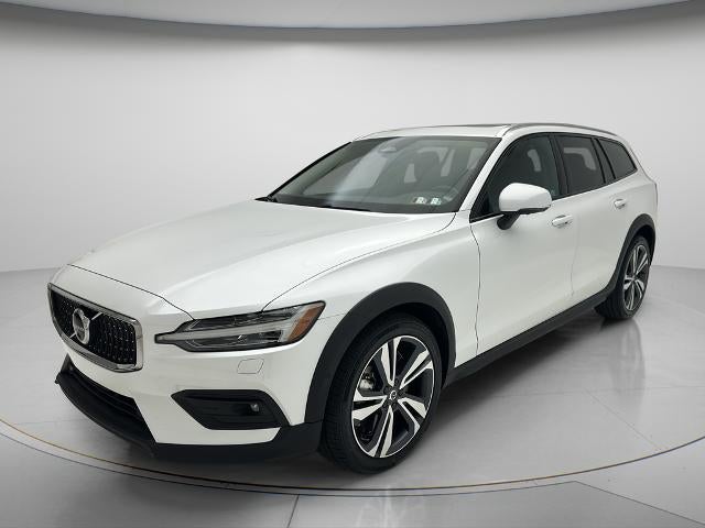 2025 Volvo V60 Cross Country B5 Plus