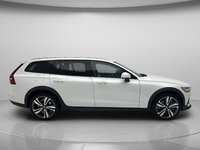 2025 Volvo V60 Cross Country B5 Plus